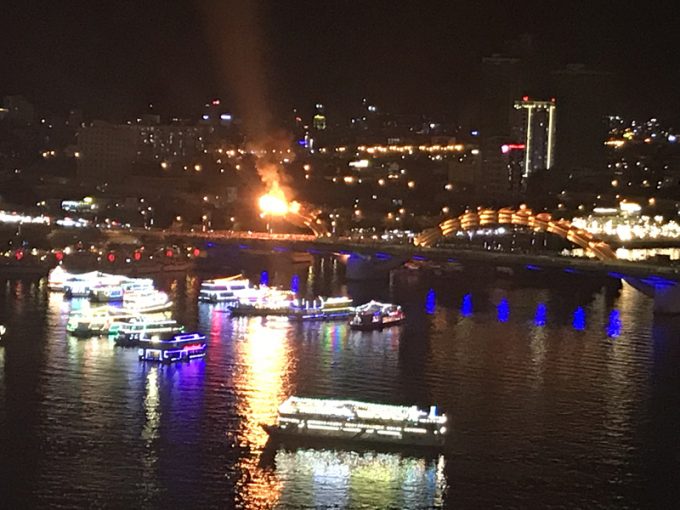 「ブリリアント トップ バー」から見える火を噴くドラゴン！