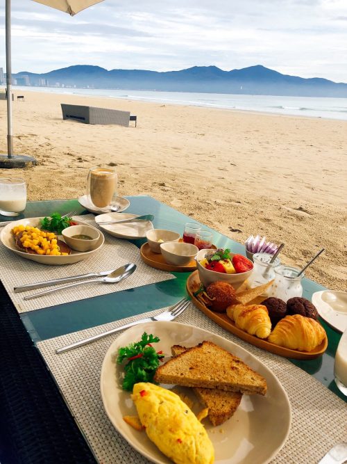 ホテルのビーチで朝食をいただきました