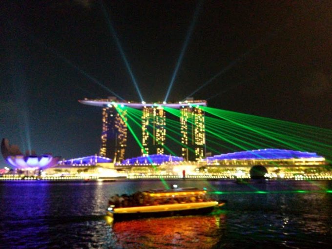 夜のマリーナベイサンズホテル