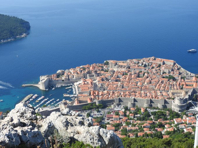 眼下に広がる旧市街とアドリア海の素晴らしい景色