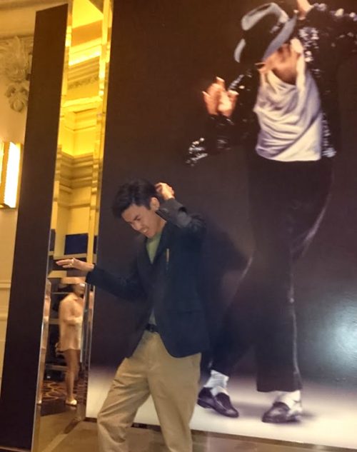 マイケルの写真の前で