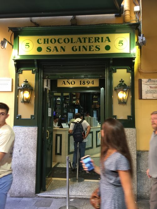 バドリードで一番と評判の「チョコラテリア・サンヒネス」
