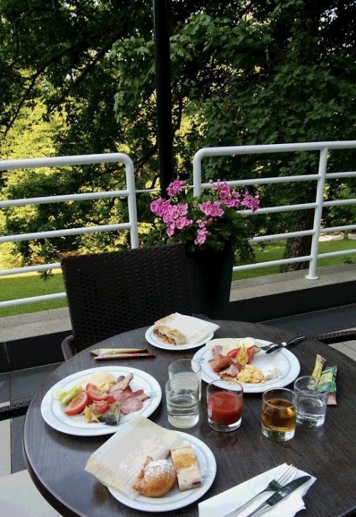 緑いっぱいのテラス席にて、大自然の中での朝食は贅沢！