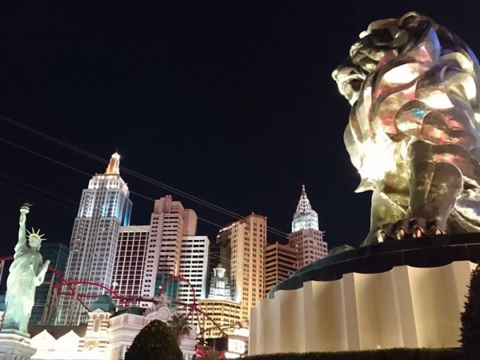 「MGM グランド ホテル & カジノ」のシンボル、ライオン像