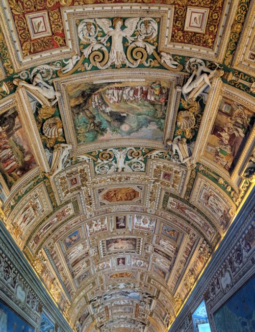 バチカン美術館の豪華な天井と壁