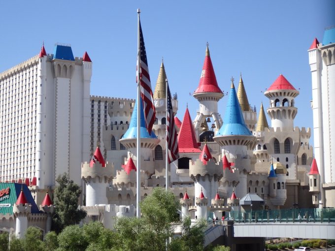ラスベガスの「エクスカリバーホテル」。まるでディズニーのお城のような外観！