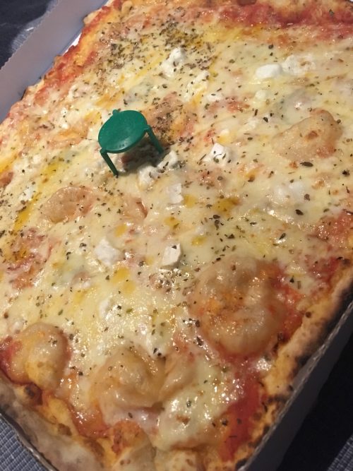 La pizza au feu de boisというホテル近くのテイクアウトピザ屋