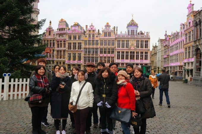 グランプラス前で集合写真