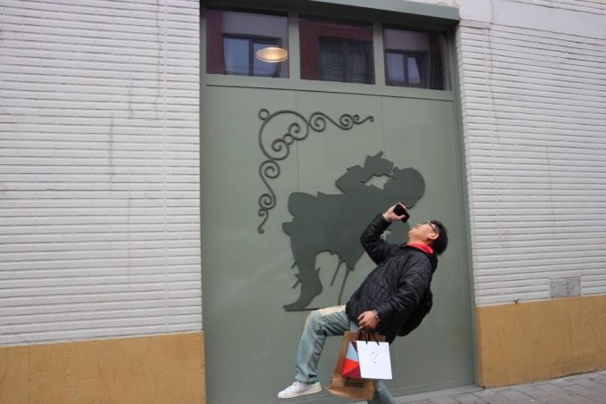 壁画に合わせ記念撮影（笑）