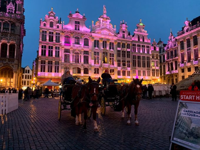 クリスマス準備でピンク色にライトアップされたグランプラス