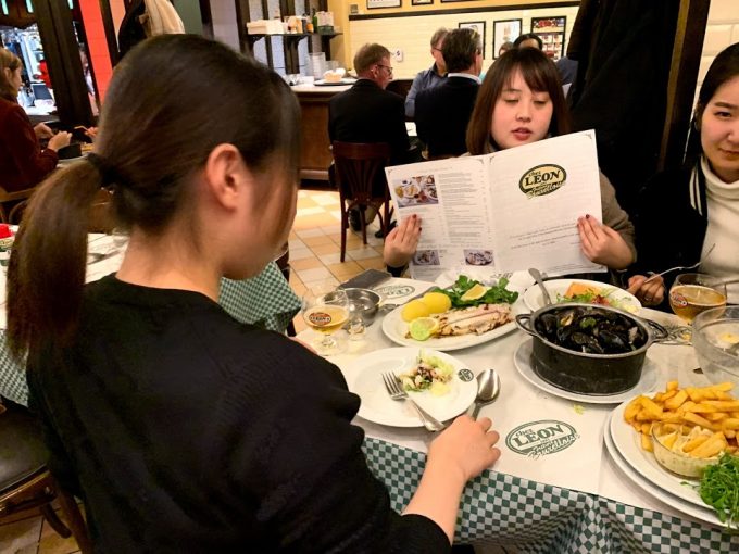 夕飯はムール貝のレストラン「シェ・レオン」へ