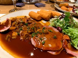 ハルヴ・マーン醸造所にて絶品ランチ「牛タンのマデラソース」