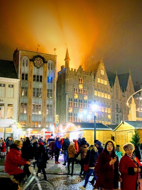 夜のクリスマスマーケットの雰囲気を満喫♪