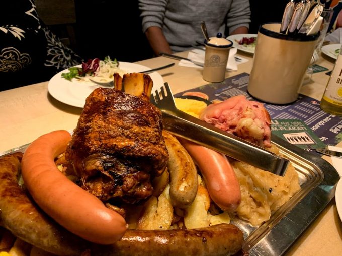 ドイツの伝統料理とビールを皆で堪能！