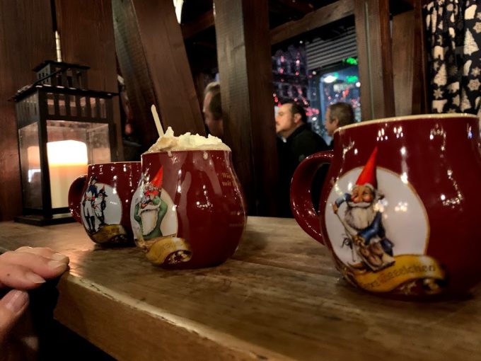 グリューワインはラム多めで注文♪コップも可愛い