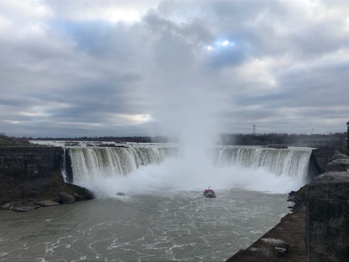 「マリオット・オン・ザ・フォールド（Marriott on the falls）」の部屋から見渡せる滝