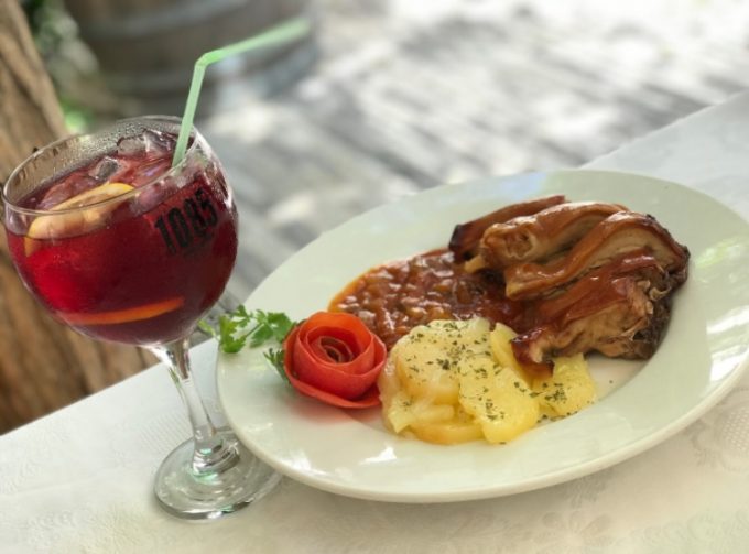 トレドの料理 子豚の丸焼きとサングリア