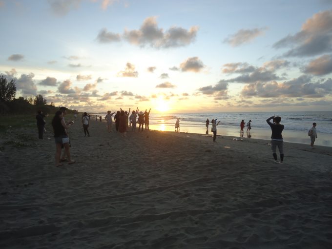 ビーチで夕日