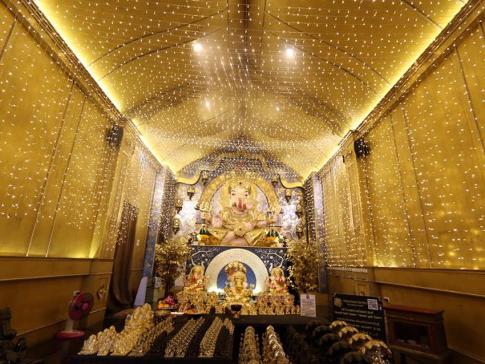 寺院の内部の美しい装飾