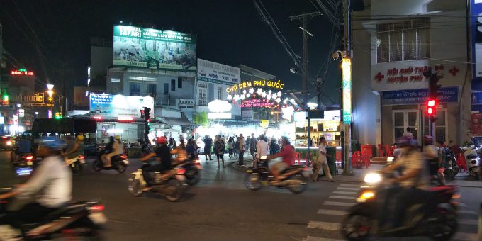 通りはバイクが多く、横断するのも大変！