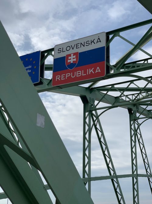 歩いて橋を渡ってスロバキアへ！