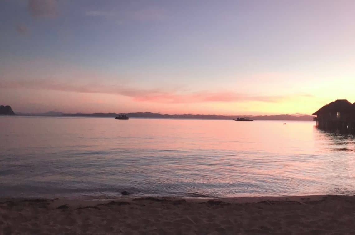 ホテルのビーチからの夕日