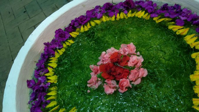 バリコレクション内にあったお花のオブジェ（真ん中にトンボが止まってます(^^)）