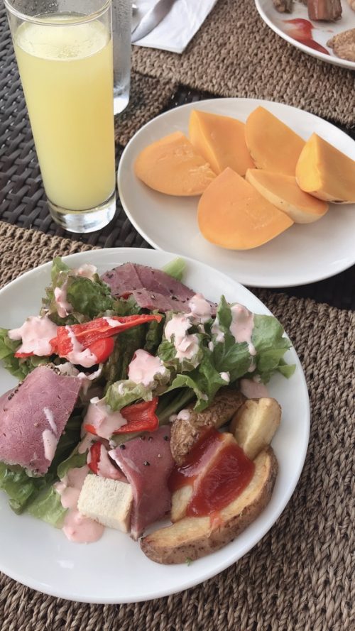 朝食の風景。パインジュース、絶品マンゴー、サラダ。