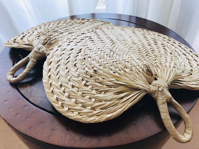ヤシの葉で編んだ団扇