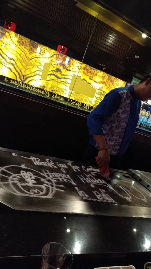 ホテル隣にある、ジャパニーズレストランにて鉄板焼きのパフォーマンス