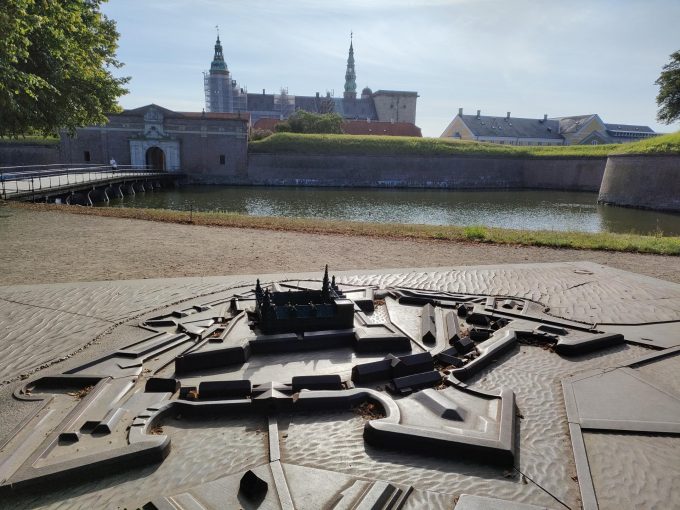 遠くに見えるのが、ヘルシンゲルにある古城「クロンボー城」
