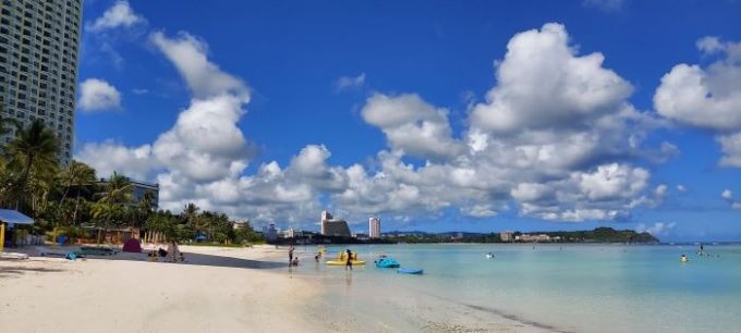 ビーチはまだまだ人は少なく閑散としていました