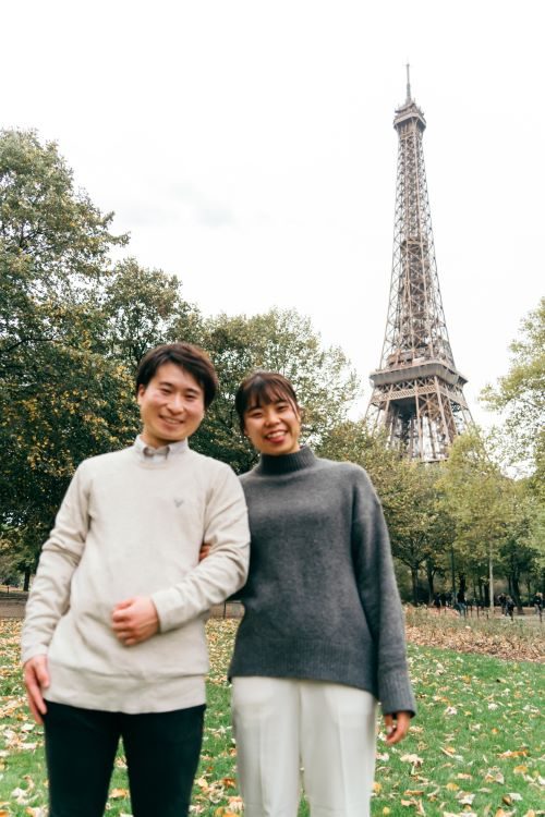 エッフェル塔付近で結婚記念撮影をしていただきました