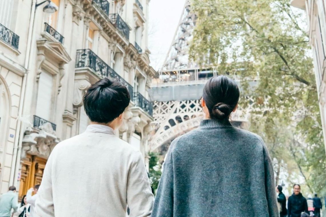 エッフェル塔付近で結婚記念撮影