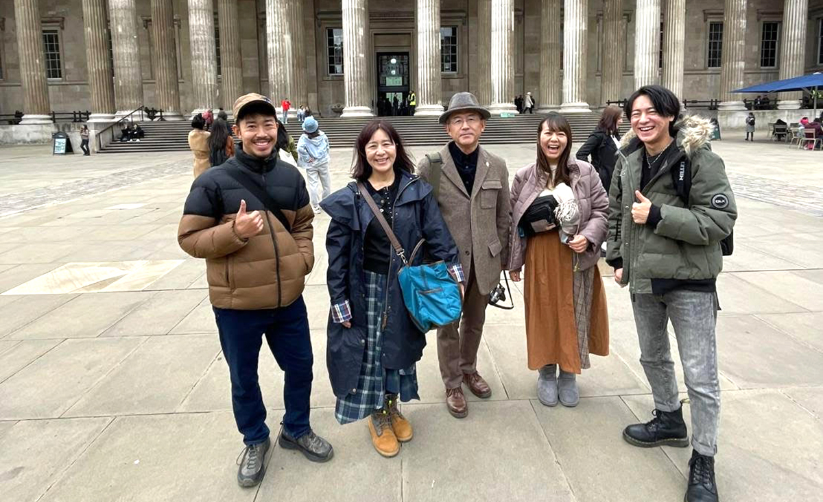 大英博物館の前にて家族で記念撮影！