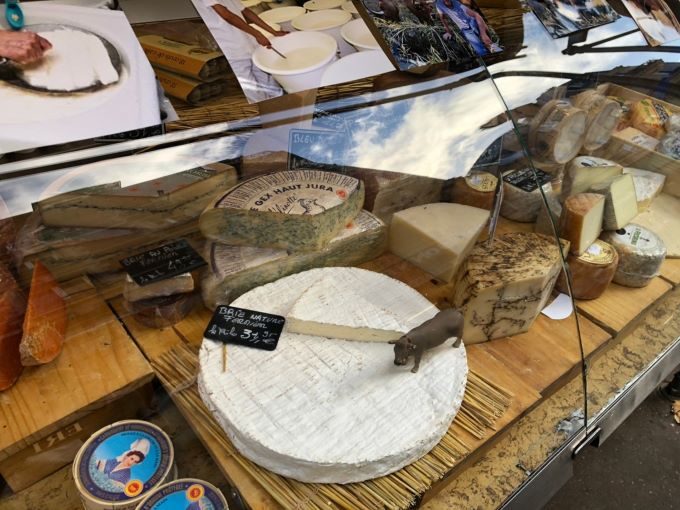 チーズの種類も豊富！量り売りをしてました