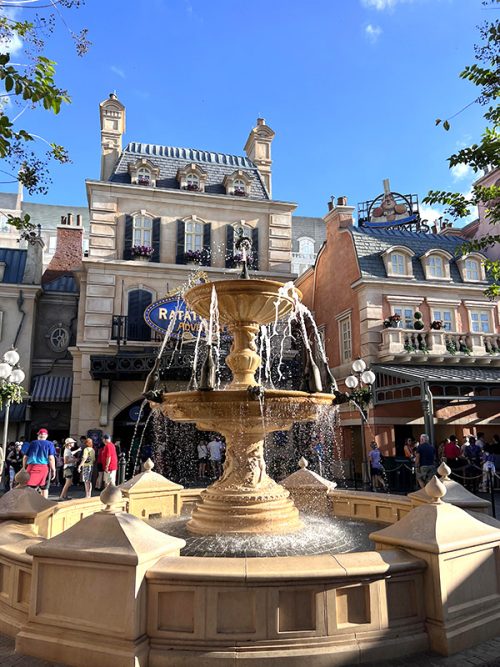 「レミーのおいしいレストラン・アドベンチャー」の前にて