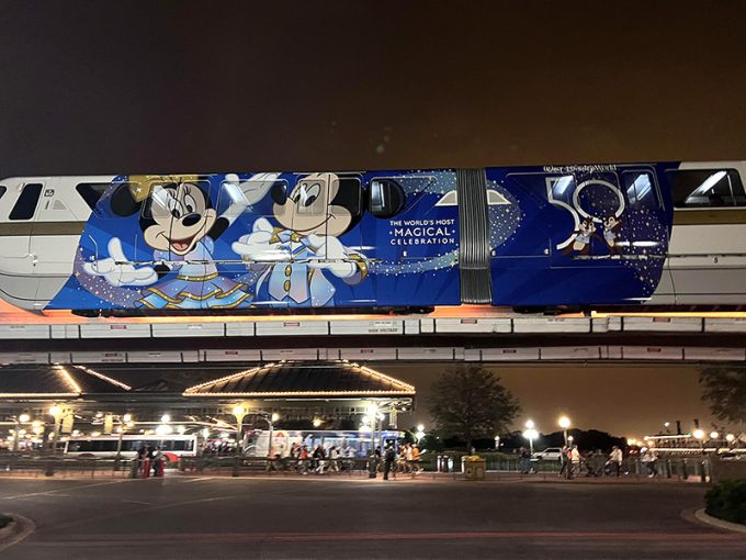 50周年記念仕様のモノレール