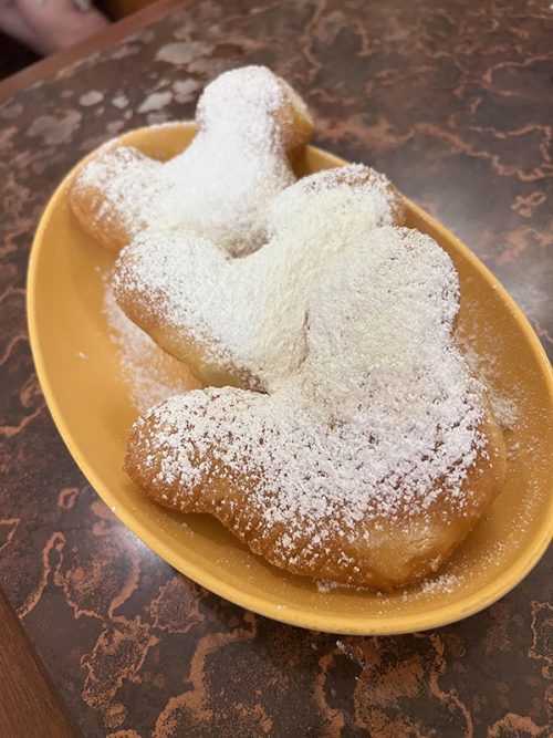 ミッキーの形のドーナツ「ベニエ」