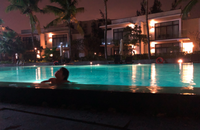 夜のプールも雰囲気がありました