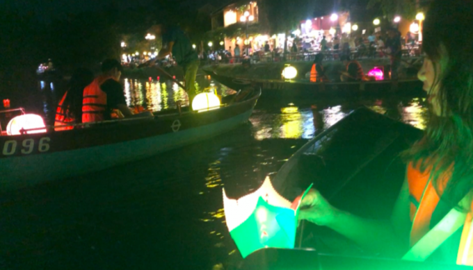 灯籠流しを体験!