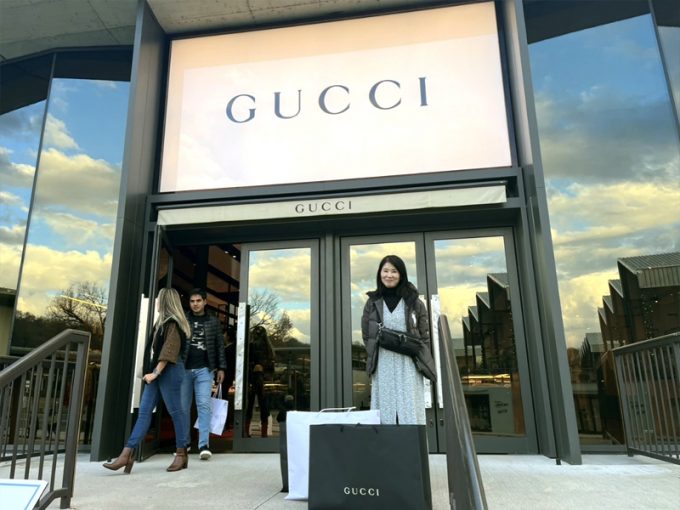 Gucciの前にて