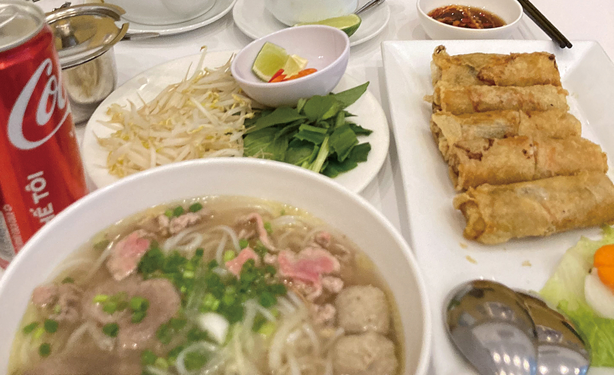 フォーの有名店「フォー2000」のフォーと春巻き