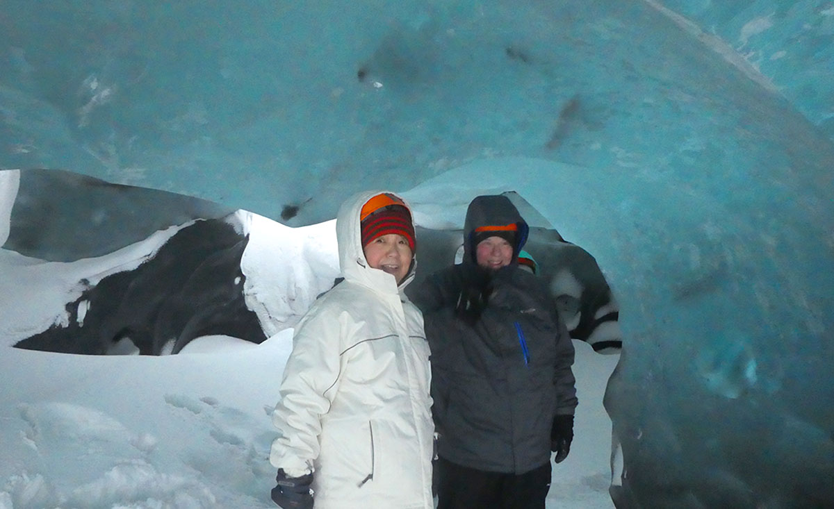 神秘的な氷河の中