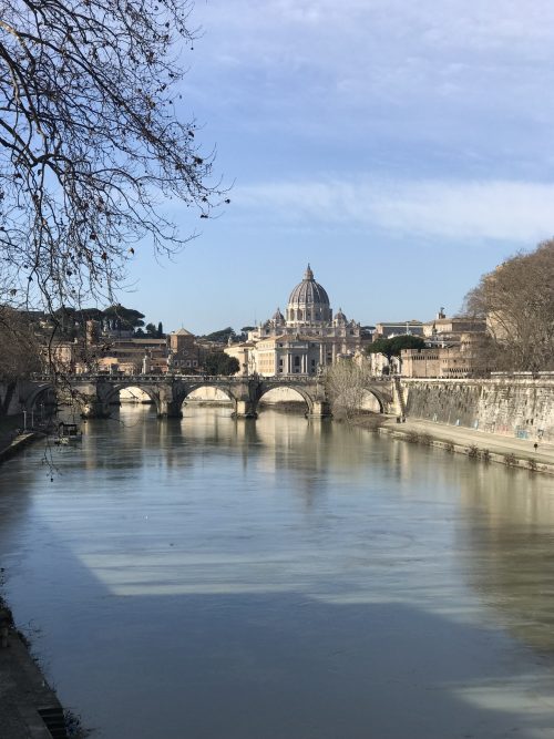 サンタジェロ橋からサン・ピエトロ大聖堂を望む