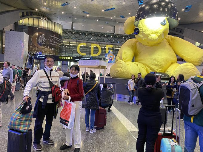 ドーハ空港には大きなクマの人形がありました