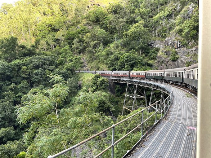 森の中を走るキュランダ鉄道