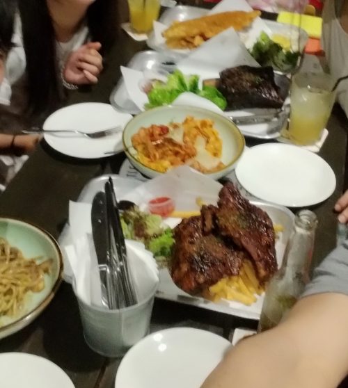 フードコードにて。ボリューム満点の食事！