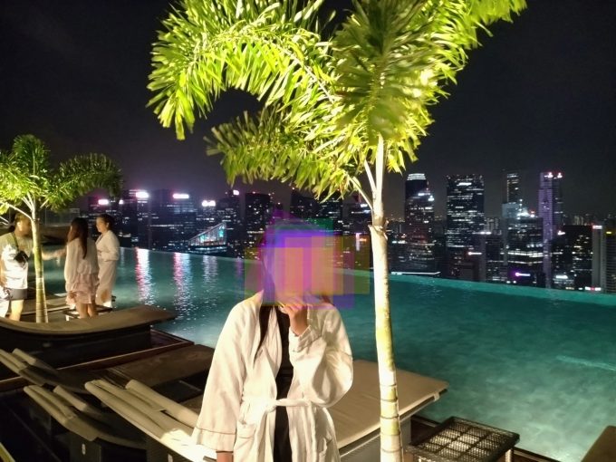 夜のインフィニティプール