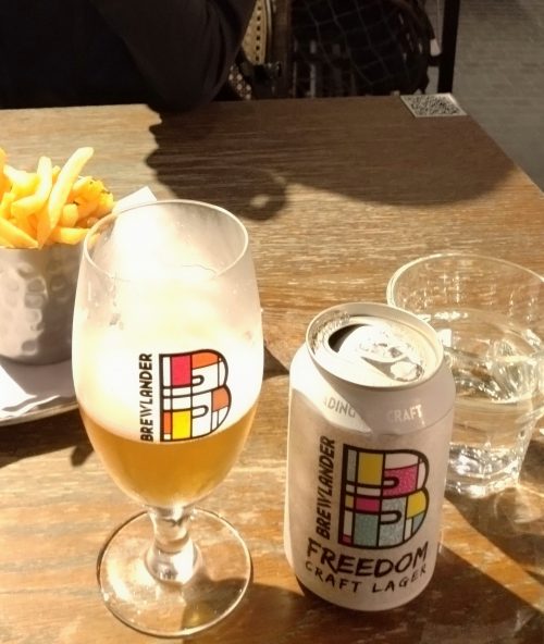 ジュエル内にあるバー「バーガーアンドロブスター」でクラフトビールを